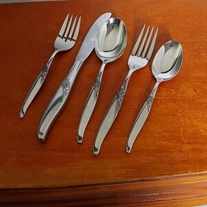 ONEIDA LA ROSE  WM 50 PIECE  FINE STAINLESS TABLEWARE / CERTIFICATE